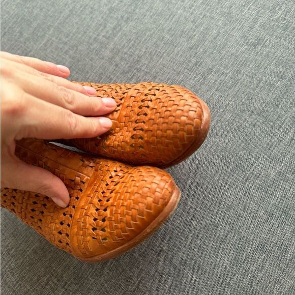 Rag&Bone Leather Newbury Bootie
Boot Tan/Lt.Brown Size 39 - Picture 11 of 16